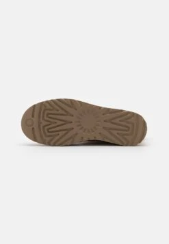Ugg Classic Mini Logo Zip - Korte Laarzen - Chestnut -Mode Schoenenwinkel 23c0bdf101914c4ba916f78c212125d4