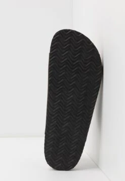 Pier One Unisex - Pantoffels - Brown 10 Pier One Unisex - Pantoffels - Brown -Mode Schoenenwinkel 23e143c048ee4fd8b5e22a3556ccfbfb