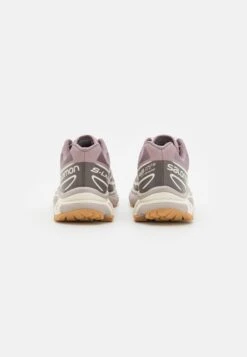 Salomon Xt-6 Unisex - Sneakers Laag - Quail/Plum Kitten/Vanilla Ice -Mode Schoenenwinkel 31cfa453540044b199d3052754f2c914