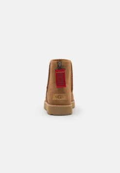 Ugg Classic Mini Logo Zip - Korte Laarzen - Chestnut -Mode Schoenenwinkel 32018fa881d0416b9ff8c56586cf1ca5