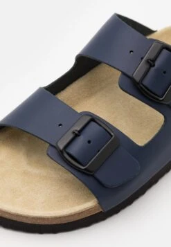 Pier One Unisex - Pantoffels - Dark Blue 11 Pier One Unisex - Pantoffels - Dark Blue -Mode Schoenenwinkel 3d8a5cdb5e514771841f04cbfc9f95cd