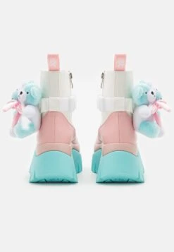 KOI FOOTWEAR Melanie Martinez Sweet Teddy Bear Platform Boots - Korte Laarzen - Blue/Pink/White -Mode Schoenenwinkel 4b80000437fe49128bbe5fd8d98b6074