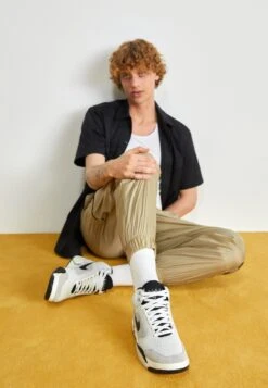 Nike Sportswear Air Flight Lite Mid Nas - Sneakers Hoog - Photon Dust/Black/Metallic Silver/Light Smoke Grey/White/Pale Ivory -Mode Schoenenwinkel 560daf0e121c4269ba1c67652031ecf4