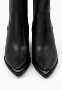 BERSHKA Heeled With Metallic Toe - Cowboy-/Bikerlaarsjes - Black 11 BERSHKA Heeled With Metallic Toe - Cowboy-/Bikerlaarsjes - Black -Mode Schoenenwinkel 6fbcc5314b574281900be90033f9a50b