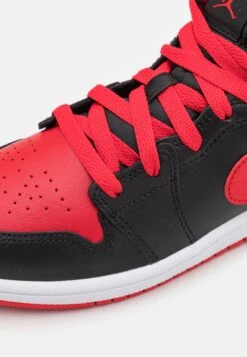 Jordan 1 Mid Unisex - Basketbalschoenen - Black/Fire Red/White -Mode Schoenenwinkel 77c57b74660b411ba1cd19c831db8fe7