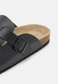 Pier One Leather Unisex - Pantoffels - Black -Mode Schoenenwinkel 7b28889d1d2247a8abcae3a4a4c34674