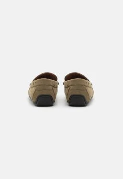 Pier One Unisex - Mocassins - Olive 8 Pier One Unisex - Mocassins - Olive -Mode Schoenenwinkel 83d1f5a6a06847da9775750cb73a9d57