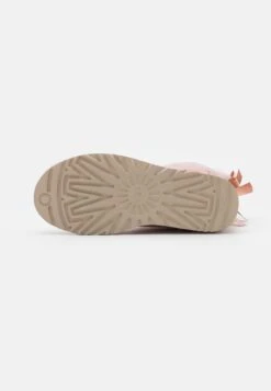 Ugg Bailey Bow - Korte Laarzen - Rose Grey -Mode Schoenenwinkel 857181c7b1784fbfa63f3d1f9166b934
