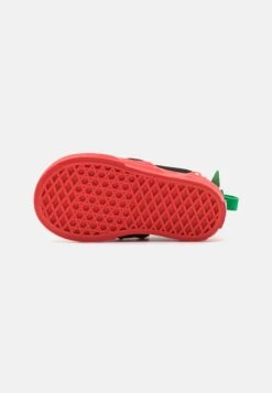 Vans Slip-On V Berry Unisex - Sneakers Laag - Red/Black -Mode Schoenenwinkel 87213dc4b3a541d39b6526d783f2c6e2