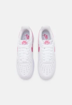 Nike Sportswear W Air Force 1 07 Ess Trnd - Sneakers Laag - White/Desert Berry -Mode Schoenenwinkel 87301f0977bd4de993421f7daecdfbff