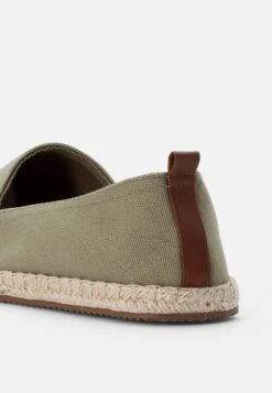 Pier One Rena Espadrille Unisex - Espadrilles - Olive -Mode Schoenenwinkel 8b1ef3dce9d344a08d816af96a53324d