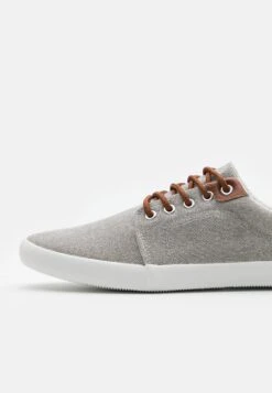 Pier One Unisex - Sneakers Laag - Light Grey 11 Pier One Unisex - Sneakers Laag - Light Grey -Mode Schoenenwinkel 8f5660aa856d43a69db14e309615dd5c