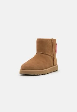 Ugg Classic Mini Logo Zip - Korte Laarzen - Chestnut -Mode Schoenenwinkel 98e1ec91b2ac4e0d837fdb5762150015