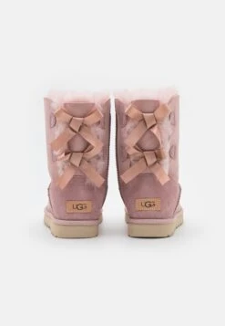 Ugg Bailey Bow - Korte Laarzen - Rose Grey -Mode Schoenenwinkel 9c242b3c6b994e2da84b5c62e188470b
