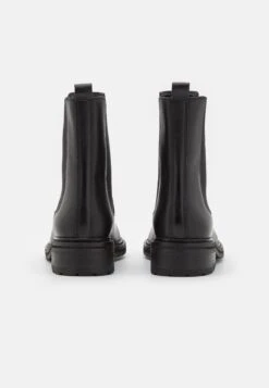 Clarks Tilham Chelsea - Korte Laarzen - Black 9 Clarks Tilham Chelsea - Korte Laarzen - Black -Mode Schoenenwinkel 9da2bef0b57c4b82873c70bc0977f37d