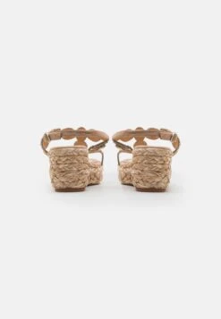 Alma En Pena Sandalen Met Sleehak - Beige 9 Alma En Pena Sandalen Met Sleehak - Beige -Mode Schoenenwinkel b515a4cbbd6d4779b7f937298e61c6dd