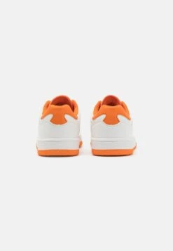 Sneakers Laag - White/Orange 9 Sneakers Laag - White/Orange -Mode Schoenenwinkel b768a6b6e70c4437b497c334a5073b87