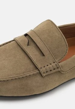 Pier One Unisex - Mocassins - Olive 11 Pier One Unisex - Mocassins - Olive -Mode Schoenenwinkel b83ce5023459458684cd77d6054024cf