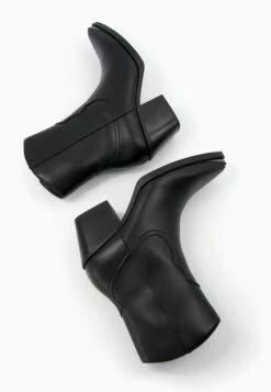 BERSHKA Heeled With Metallic Toe - Cowboy-/Bikerlaarsjes - Black 10 BERSHKA Heeled With Metallic Toe - Cowboy-/Bikerlaarsjes - Black -Mode Schoenenwinkel c1128abf442a45fb9d9131dd02219a12