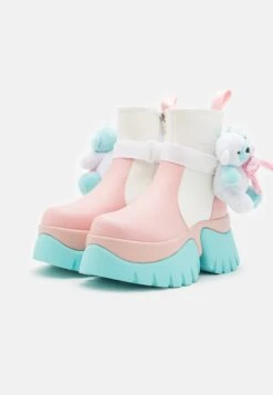 KOI FOOTWEAR Melanie Martinez Sweet Teddy Bear Platform Boots - Korte Laarzen - Blue/Pink/White -Mode Schoenenwinkel c1a669c57b2b40fba289021b1425f5ac