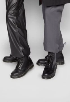 Dr. Martens 1460Boot - Veterboots - Black/White -Mode Schoenenwinkel c91cd86114b04c94a9da0b3910d0bd2b