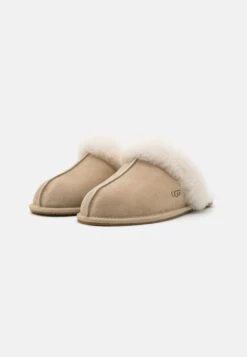 Ugg Scuffette - Pantoffels - Mustard Seed/Natural -Mode Schoenenwinkel d95b8fa72fdd4e1ab77c492f1e561c8e