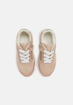 Friboo Sneakers Laag - Rose Gold -Mode Schoenenwinkel e2e3245d691f4110b39e472cba55e501