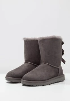 Ugg Bailey Bow - Korte Laarzen - Grey -Mode Schoenenwinkel e6f85be4eff5429c9be1d6f252cd591b