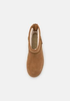 Ugg Classic Mini Logo Zip - Korte Laarzen - Chestnut -Mode Schoenenwinkel f92e16fb60bc4ddfa7ea61b712375f9d
